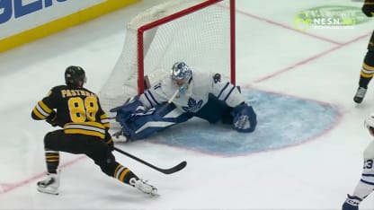Superbe glissade de Stolarz pour voler Pastrnak