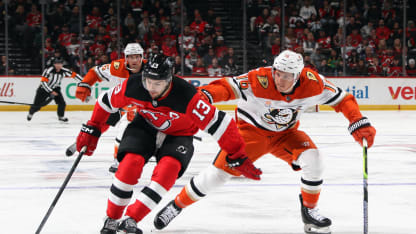 Hischier y Noesen fueron clave en triunfo de los Devils ante los Ducks