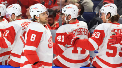 Raymond met la table pour Chiarot