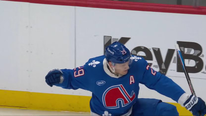 MacKinnon atteint le plateau des 50 buts