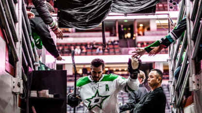 Seguin_high_five_fans