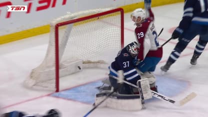 Superbe échange entre Lehkonen et MacKinnon
