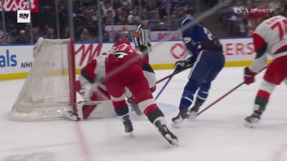 Nylander sort les mains pour créer l'égalité