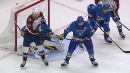 MacKinnon coupe le déficit en moitié