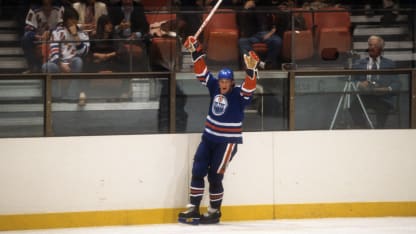 29 mars : Gretzky bat le record d'Esposito pour les points en une saison