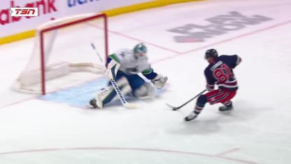 Connor déculotte Lankinen et complète son tour du chapeau