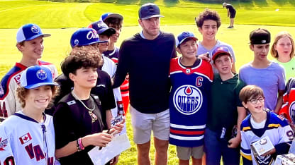 McDavid_Oilers_poses_with_kids