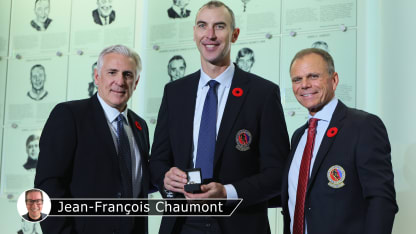 Chara attend l’arrivée de Bergeron au Temple