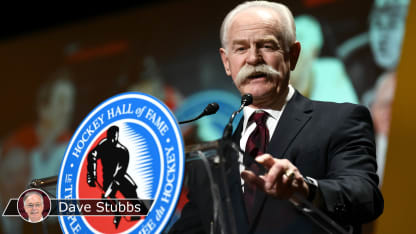 Lanny_McDonald_HHOF_podium_Stubbs-badge