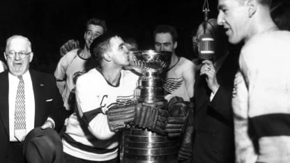 Ted_Lindsay_kisses_cup_1954
