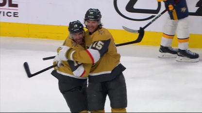 Hanifin brise l'égalité tard en 3e période