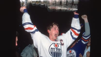Gretzky_lifts_Cup