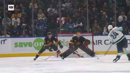 Oleksiak trouve la lucarne derrière Tolopilo