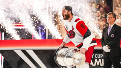 Hurricanes stemmen Stanley Cup in die Höhe