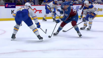 Colton met la table pour Nelson