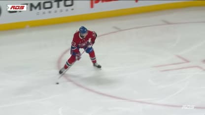 Kirby Dach marque un but c. les Flyers de Philadelphie