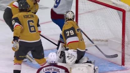 MacKinnon pousse un disque libre derrière Hart