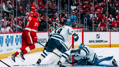 SJS@DET: Larkin scores goal against Yaroslav Askarov