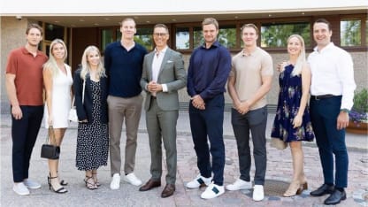 Barkov et ses coéquipiers accueillis par le président de la Finlande