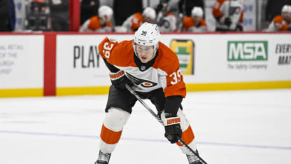 Matvei Michkov von den Philadelphia Flyers schmort im letzten Drittel auf der Bank