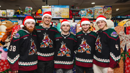 arizona coyotes players deliver gifts phoenix childrens december 15 2022