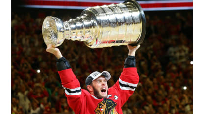 Toews_Jonathan_8473604_2015_CHIvsTBL_Stanley_Cup_Trophy_2568x1444