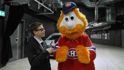 Un membre du Fan Club mini-journaliste au Centre Bell