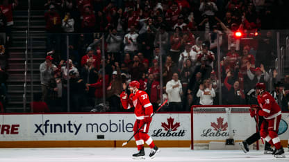 RECAP: Red Wings ‘get the job done,’ score six unanswered goals to rally for 6-4 win over Blues