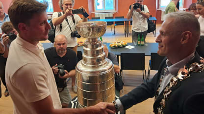 Vítek Vaněček ukázal Stanley Cup v Havlíčkově Brodě