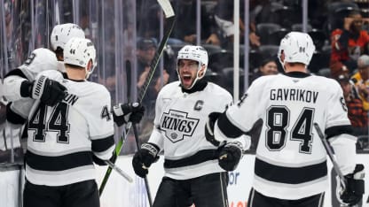 Los Ángeles Kings dominaron el 'Freeway Faceoff' ante los Anaheim Ducks