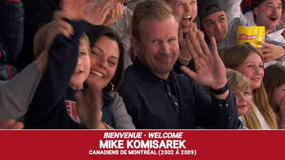 Mike Komisarek assiste à un match des Canadiens