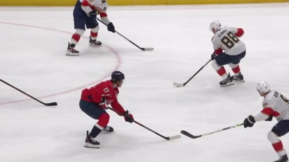 Tkachuk bat Thompson d'un tir précis