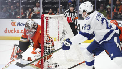 Gibson y Vatrano se lucen en el triunfo de Ducks ante el Lightning