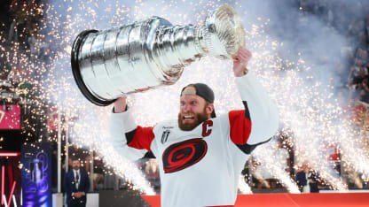 Les Hurricanes soulèvent la Coupe Stanley