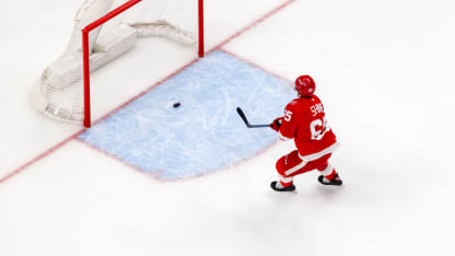 CGY@DET: Shine scores empty-net goal