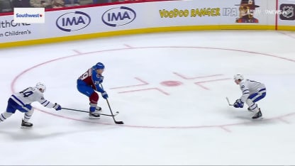 MacKinnon obtient son 100e point de la saison