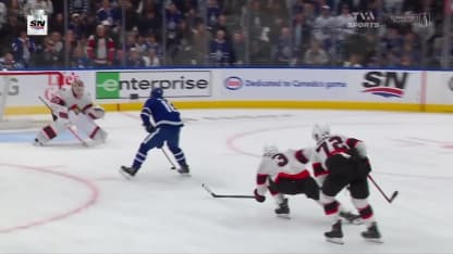 Marner se présente seul et double l'avance