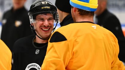 Crosby und Letang schaetzen Erlebnisse in Stockholm