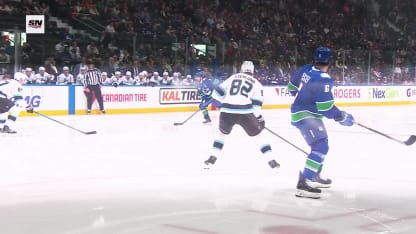 DeBrusk redirige le tir de Hronek en A.N.