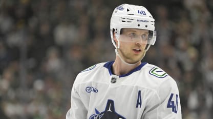 Vancouver Canucks Elias Pettersson blickar framåt efter Miller-trejden