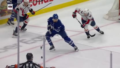 Tavares fait dévier le tir de Benoit