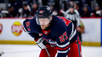Nikolaj Ehlers skriver på för Carolina Hurricans