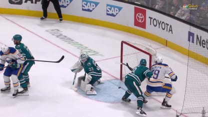 BUF@SJS: Carrick marque un but contre Alex Nedeljkovic