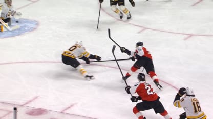 BOS@PHI: Swayman with a great save against Bobby Brink