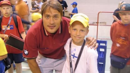 Teemu Selanne celebrates Mikko Rantanens 50th goal with throwback picture