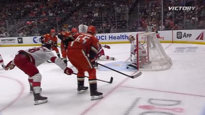 Zegras saute sur la rondelle libre