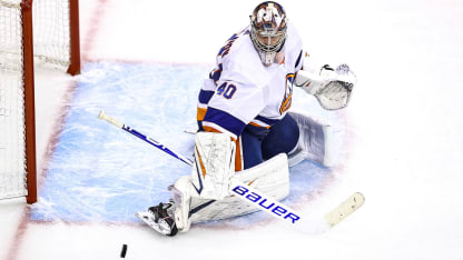 Varlamov_NYI_kick_save