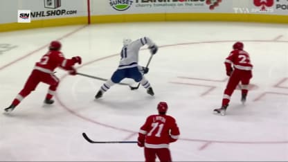 Quelle passe de Tavares à Marner!