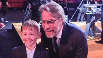 NHL - Peter Forsberg med ung fan (002)