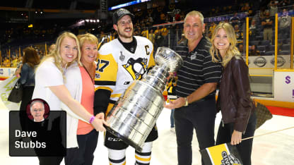 Sidney Crosby holds Stanley Cup with Family - Stubbs badge